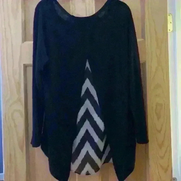 Green Envelope Black Sweater with Tan and Black Pattern V Back Detail - Picture 4 of 4